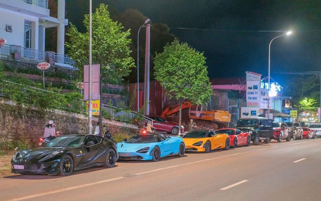 Dàn siêu xe của giới đại gia Sài Gòn bất ngờ xuất hiện tại Đắk Nông