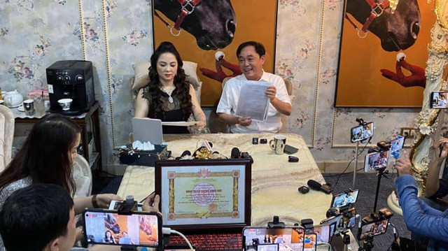 Ê-kíp hùng hậu đứng sau những livestream khủng của doanh nhân Phương Hằng - Ảnh 1.