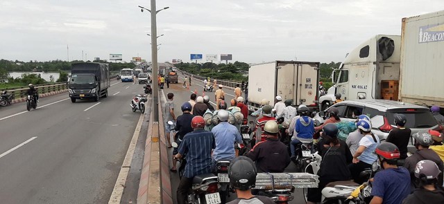 Tai nạn liên hoàn trên cầu Cần Thơ, kẹt xe kéo dài hàng cây số - Ảnh 1.