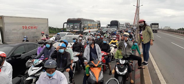 Tai nạn liên hoàn trên cầu Cần Thơ, kẹt xe kéo dài hàng cây số - Ảnh 6.