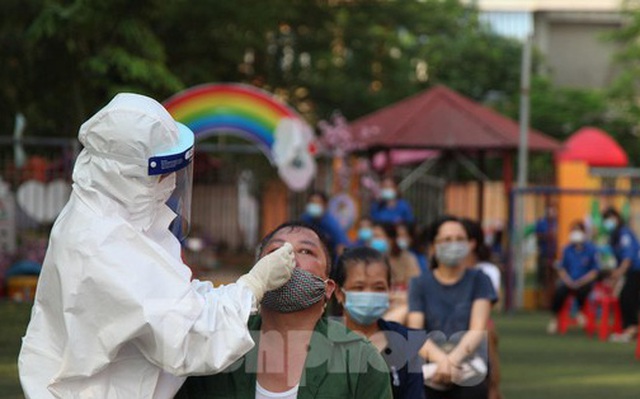 Ba nhân viên y tế ở Bắc Giang lây nhiễm COVID – 19 khi lấy mẫu