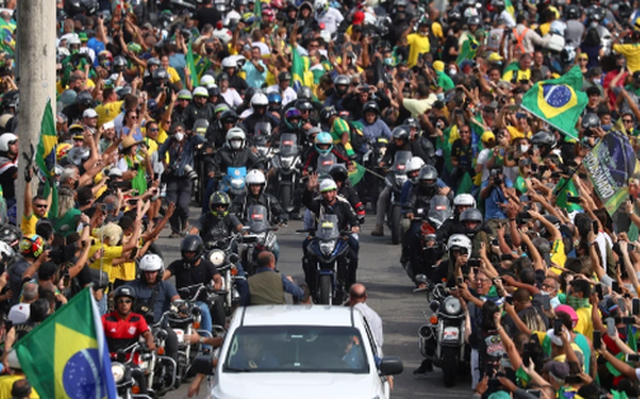 Brazil: 450.000 người chết vì Covid-19, Tổng thống không bịt khẩu trang, phóng xe máy biểu tình giữa biển người