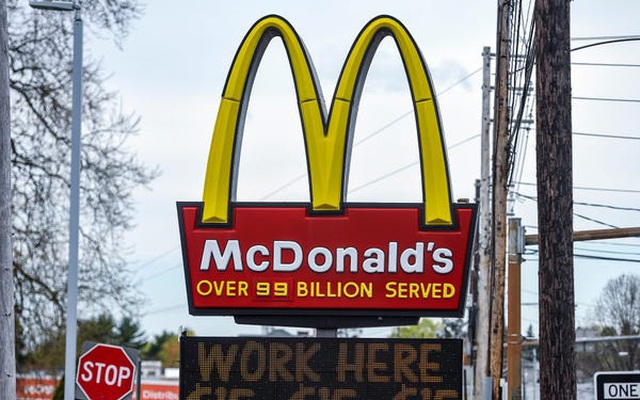 Thiếu nhân công, cửa hàng McDonald tặng iPhone cho người chịu làm việc 6 tháng