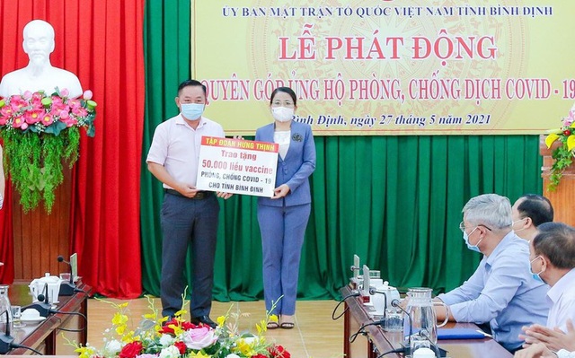 Tập đoàn Hưng Thịnh trao tặng 50.000 liều vắc-xin phòng, chống Covid-19 cho tỉnh Bình Định