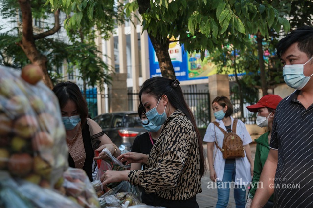 Người Hà Nội đội nắng nóng, nườm nượp chung tay giải cứu vải Bắc Giang hỗ trợ người dân vùng dịch - Ảnh 2.