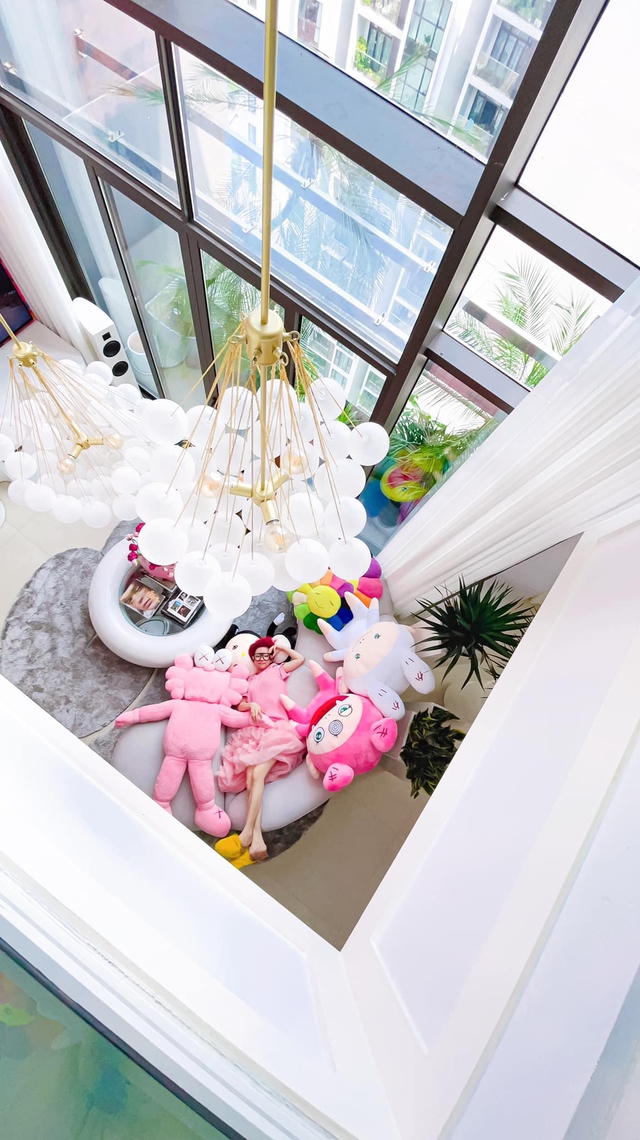 Ấn tượng với không gian căn penthouse duplex của NTK thời trang nổi tiếng: Một ngôi nhà mang năng lượng tích cực, vừa kích thích cảm giác tự do sáng tạo vừa có không gian riêng tư - Ảnh 1. Ấn tượng với không gian căn penthouse duplex của NTK thời trang nổi tiếng: Một ngôi nhà mang năng lượng tích cực, vừa kích thích cảm giác tự do sáng tạo vừa có không gian riêng tư - Ảnh 1.