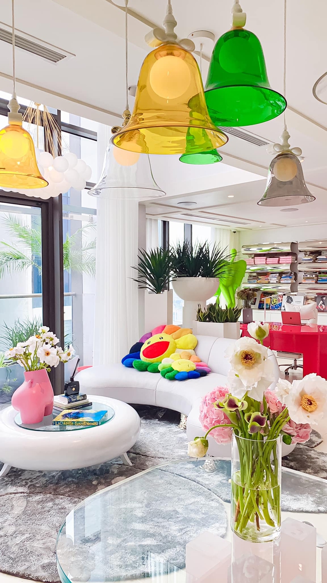 Ấn tượng với không gian căn penthouse duplex của NTK thời trang nổi tiếng: Một ngôi nhà mang năng lượng tích cực, vừa kích thích cảm giác tự do sáng tạo vừa có không gian riêng tư - Ảnh 2. Ấn tượng với không gian căn penthouse duplex của NTK thời trang nổi tiếng: Một ngôi nhà mang năng lượng tích cực, vừa kích thích cảm giác tự do sáng tạo vừa có không gian riêng tư - Ảnh 2.
