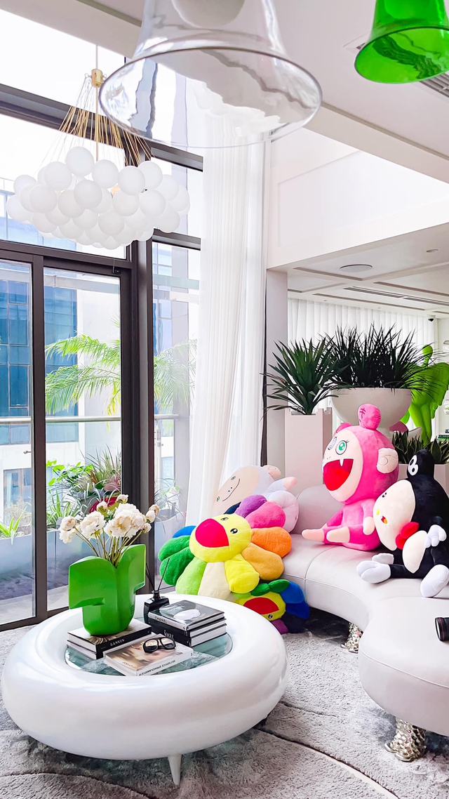 Ấn tượng với không gian căn penthouse duplex của NTK thời trang nổi tiếng: Một ngôi nhà mang năng lượng tích cực, vừa kích thích cảm giác tự do sáng tạo vừa có không gian riêng tư - Ảnh 3. Ấn tượng với không gian căn penthouse duplex của NTK thời trang nổi tiếng: Một ngôi nhà mang năng lượng tích cực, vừa kích thích cảm giác tự do sáng tạo vừa có không gian riêng tư - Ảnh 3.