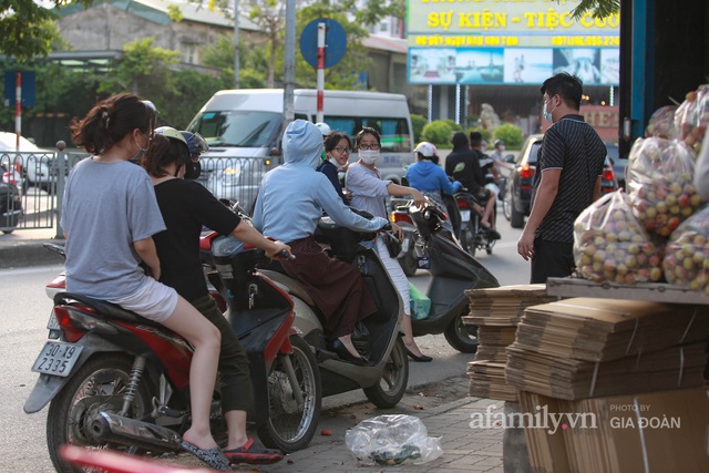 Người Hà Nội đội nắng nóng, nườm nượp chung tay giải cứu vải Bắc Giang hỗ trợ người dân vùng dịch - Ảnh 13.