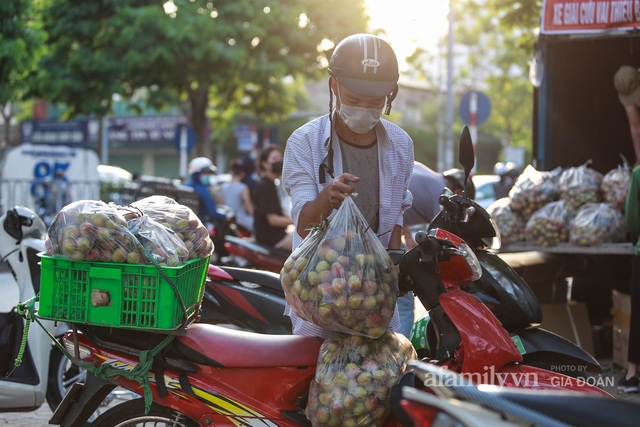 Người Hà Nội đội nắng nóng, nườm nượp chung tay giải cứu vải Bắc Giang hỗ trợ người dân vùng dịch - Ảnh 14.