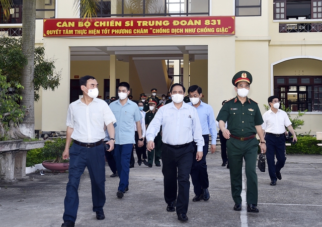 Chùm ảnh: Thủ tướng vào Bắc Giang động viên các lực lượng trên tuyến đầu chống dịch - Ảnh 4.