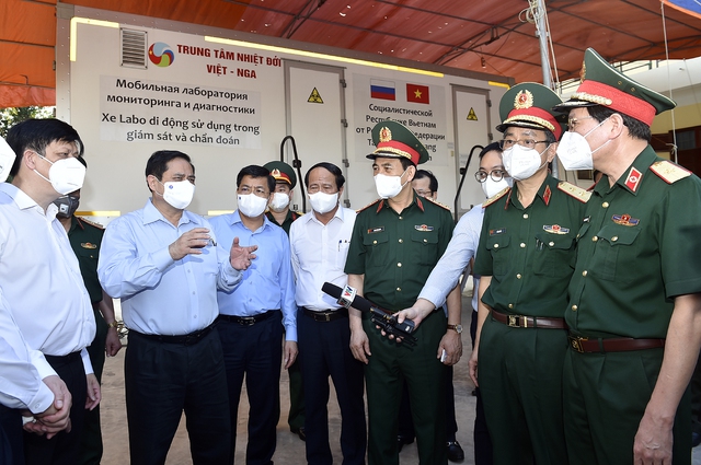 Chùm ảnh: Thủ tướng vào Bắc Giang động viên các lực lượng trên tuyến đầu chống dịch - Ảnh 5.