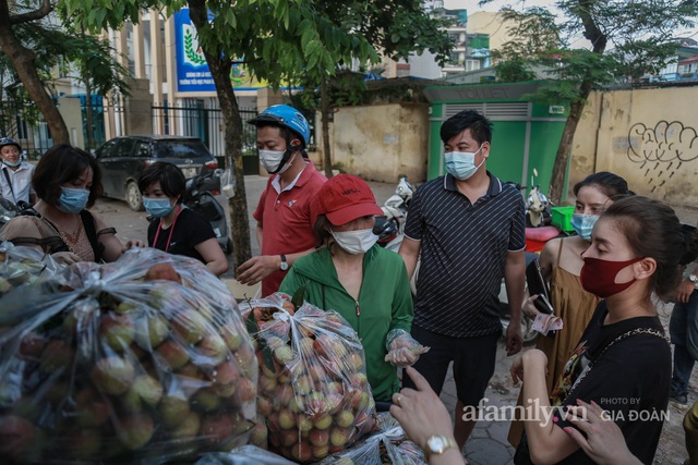 Người Hà Nội đội nắng nóng, nườm nượp chung tay giải cứu vải Bắc Giang hỗ trợ người dân vùng dịch - Ảnh 9.