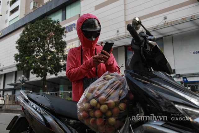 Người Hà Nội đội nắng nóng, nườm nượp chung tay giải cứu vải Bắc Giang hỗ trợ người dân vùng dịch - Ảnh 10.