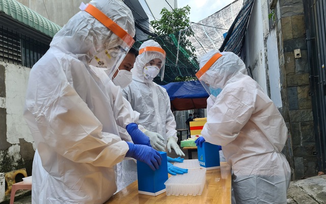 Tổ chức lấy mẫu xét nghiệm ở các địa điểm liên quan đến ca nhiễm mới tại quận Gò Vấp (Đình Lễ - HCDC)