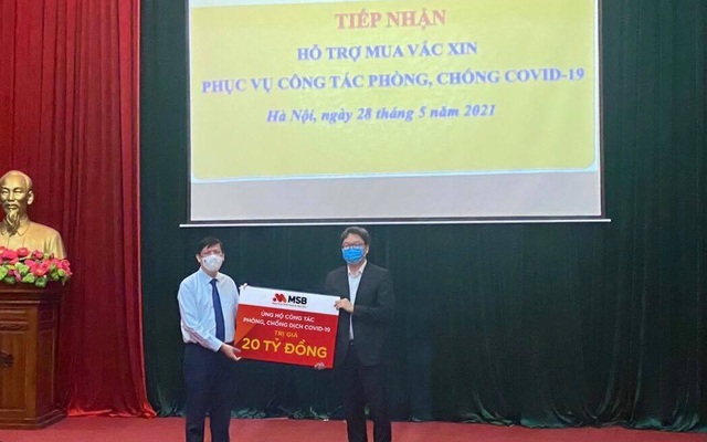Đại diện MSB ông Nguyễn Hoàng Linh, Tổng giám đốc, trao ủng hộ 20 tỷ đồng cho Bộ Y tế