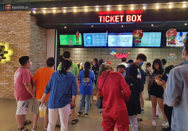 Chùm ảnh: Các rạp phim tại TP.HCM đông đúc trước giờ đóng cửa, nhiều bạn trẻ tranh thủ đi xem cho kịp giờ - Ảnh 2.