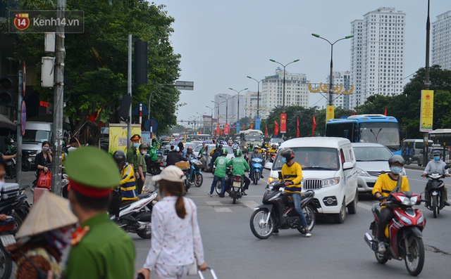 Chùm ảnh: Người dân trở lại Hà Nội và Sài Gòn sau kỳ nghỉ 30/4 - 1/5, nhiều tuyến đường thông thoáng, bến xe vắng vẻ bất ngờ - Ảnh 2.