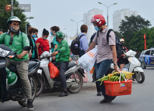 Chùm ảnh: Người dân trở lại Hà Nội và Sài Gòn sau kỳ nghỉ 30/4 - 1/5, nhiều tuyến đường thông thoáng, bến xe vắng vẻ bất ngờ - Ảnh 12.