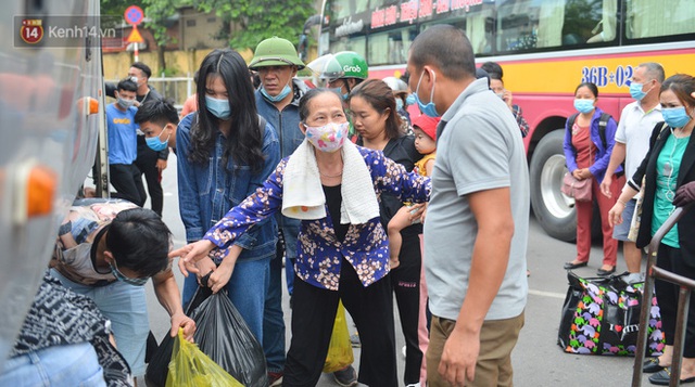 Chùm ảnh: Người dân trở lại Hà Nội và Sài Gòn sau kỳ nghỉ 30/4 - 1/5, nhiều tuyến đường thông thoáng, bến xe vắng vẻ bất ngờ - Ảnh 13.