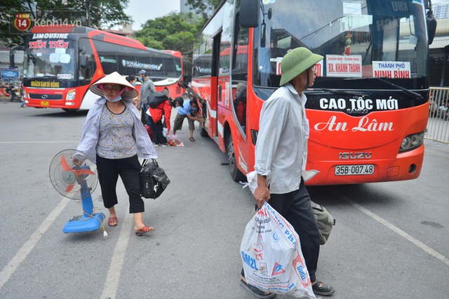 Chùm ảnh: Người dân trở lại Hà Nội và Sài Gòn sau kỳ nghỉ 30/4 - 1/5, nhiều tuyến đường thông thoáng, bến xe vắng vẻ bất ngờ - Ảnh 16.
