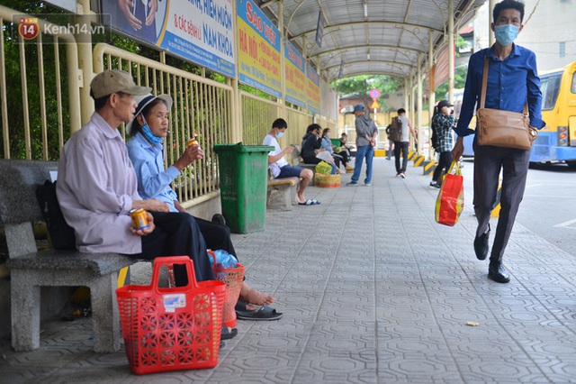 Chùm ảnh: Người dân trở lại Hà Nội và Sài Gòn sau kỳ nghỉ 30/4 - 1/5, nhiều tuyến đường thông thoáng, bến xe vắng vẻ bất ngờ - Ảnh 17.