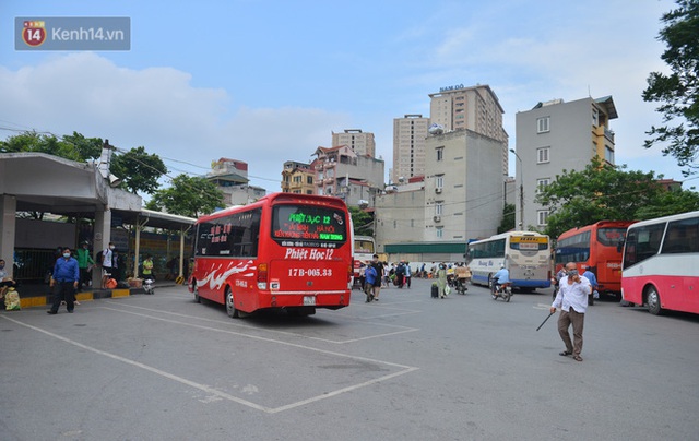 Chùm ảnh: Người dân trở lại Hà Nội và Sài Gòn sau kỳ nghỉ 30/4 - 1/5, nhiều tuyến đường thông thoáng, bến xe vắng vẻ bất ngờ - Ảnh 3.