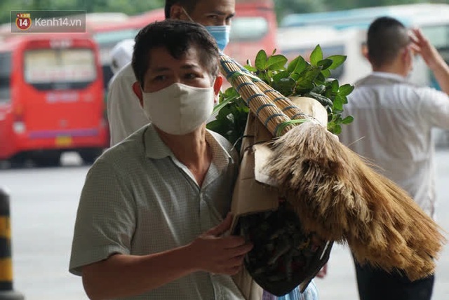 Chùm ảnh: Người dân trở lại Hà Nội và Sài Gòn sau kỳ nghỉ 30/4 - 1/5, nhiều tuyến đường thông thoáng, bến xe vắng vẻ bất ngờ - Ảnh 21.