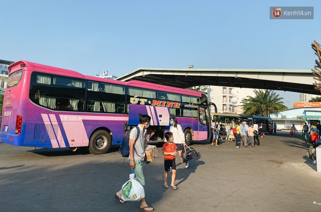 Chùm ảnh: Người dân trở lại Hà Nội và Sài Gòn sau kỳ nghỉ 30/4 - 1/5, nhiều tuyến đường thông thoáng, bến xe vắng vẻ bất ngờ - Ảnh 22.