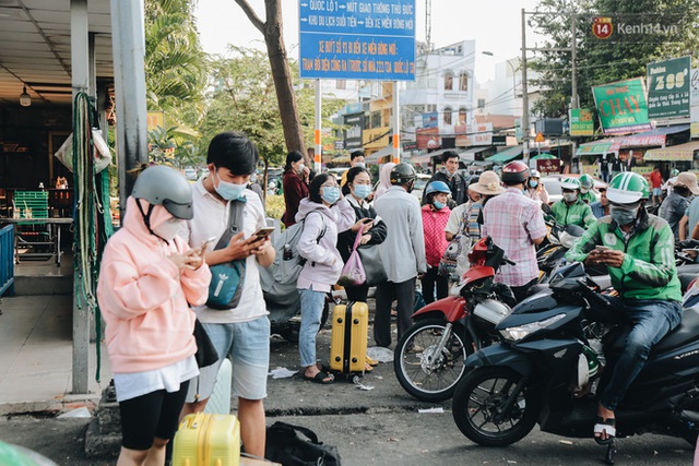 Chùm ảnh: Người dân trở lại Hà Nội và Sài Gòn sau kỳ nghỉ 30/4 - 1/5, nhiều tuyến đường thông thoáng, bến xe vắng vẻ bất ngờ - Ảnh 23.