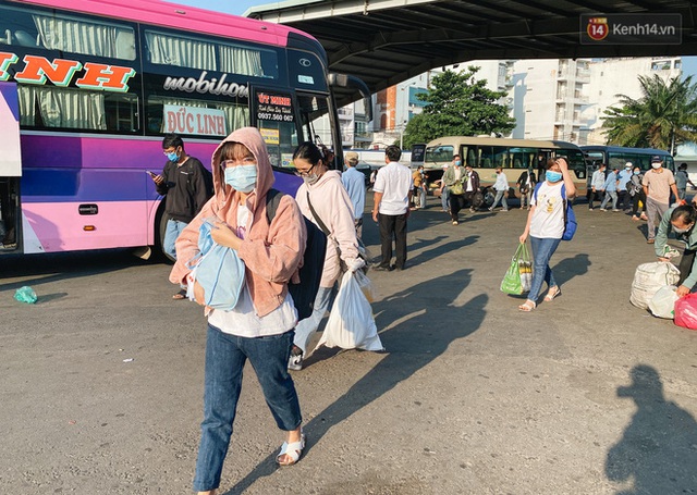 Chùm ảnh: Người dân trở lại Hà Nội và Sài Gòn sau kỳ nghỉ 30/4 - 1/5, nhiều tuyến đường thông thoáng, bến xe vắng vẻ bất ngờ - Ảnh 26.
