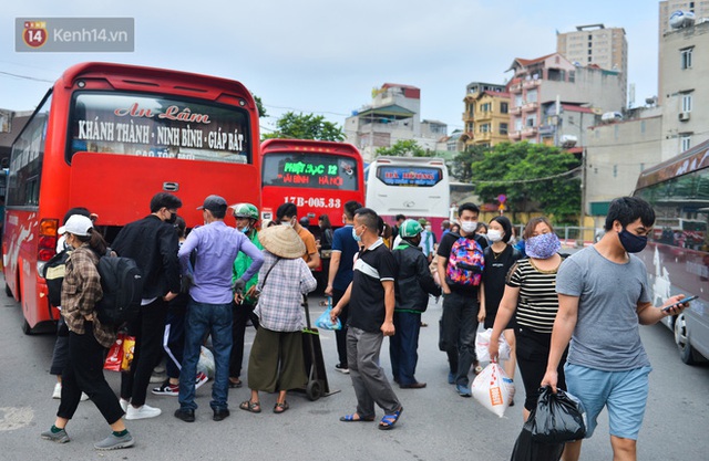 Chùm ảnh: Người dân trở lại Hà Nội và Sài Gòn sau kỳ nghỉ 30/4 - 1/5, nhiều tuyến đường thông thoáng, bến xe vắng vẻ bất ngờ - Ảnh 4.