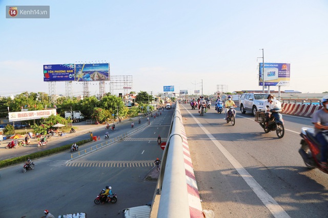 Chùm ảnh: Người dân trở lại Hà Nội và Sài Gòn sau kỳ nghỉ 30/4 - 1/5, nhiều tuyến đường thông thoáng, bến xe vắng vẻ bất ngờ - Ảnh 33.