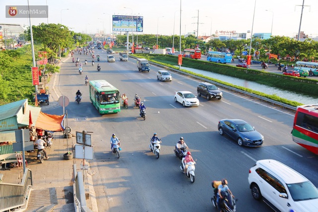 Chùm ảnh: Người dân trở lại Hà Nội và Sài Gòn sau kỳ nghỉ 30/4 - 1/5, nhiều tuyến đường thông thoáng, bến xe vắng vẻ bất ngờ - Ảnh 34.