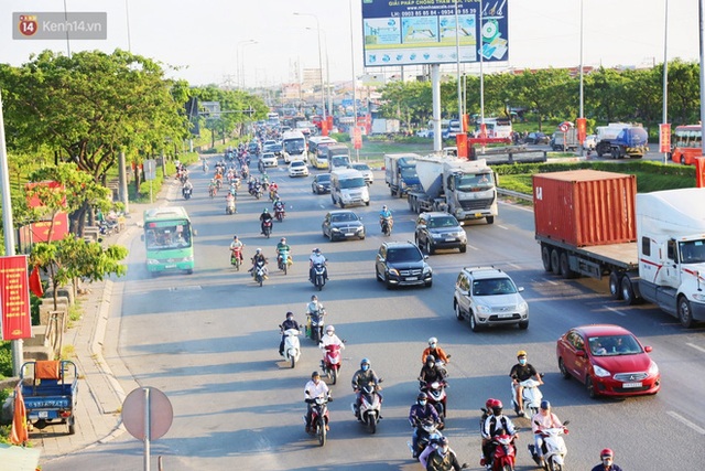 Chùm ảnh: Người dân trở lại Hà Nội và Sài Gòn sau kỳ nghỉ 30/4 - 1/5, nhiều tuyến đường thông thoáng, bến xe vắng vẻ bất ngờ - Ảnh 41.