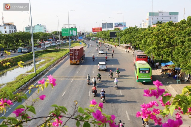 Chùm ảnh: Người dân trở lại Hà Nội và Sài Gòn sau kỳ nghỉ 30/4 - 1/5, nhiều tuyến đường thông thoáng, bến xe vắng vẻ bất ngờ - Ảnh 42.