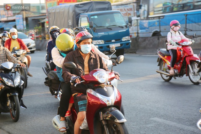 Chùm ảnh: Người dân trở lại Hà Nội và Sài Gòn sau kỳ nghỉ 30/4 - 1/5, nhiều tuyến đường thông thoáng, bến xe vắng vẻ bất ngờ - Ảnh 45.