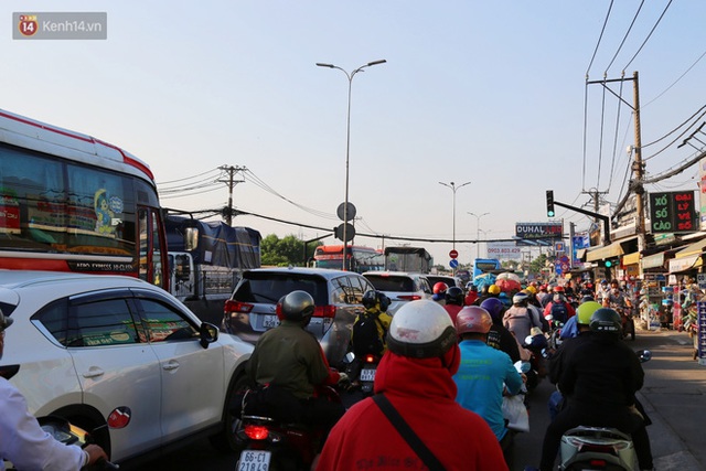 Chùm ảnh: Người dân trở lại Hà Nội và Sài Gòn sau kỳ nghỉ 30/4 - 1/5, nhiều tuyến đường thông thoáng, bến xe vắng vẻ bất ngờ - Ảnh 46.