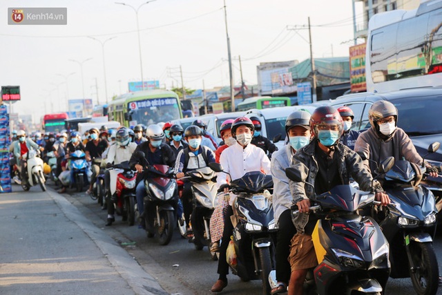 Chùm ảnh: Người dân trở lại Hà Nội và Sài Gòn sau kỳ nghỉ 30/4 - 1/5, nhiều tuyến đường thông thoáng, bến xe vắng vẻ bất ngờ - Ảnh 47.