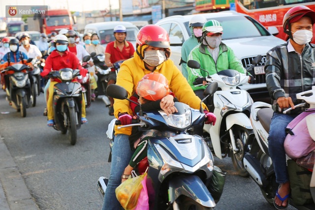Chùm ảnh: Người dân trở lại Hà Nội và Sài Gòn sau kỳ nghỉ 30/4 - 1/5, nhiều tuyến đường thông thoáng, bến xe vắng vẻ bất ngờ - Ảnh 48.