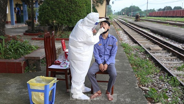  Lấy mẫu xét nghiệm toàn bộ người dân khu cách ly ở Việt Hùng - Đông Anh  - Ảnh 7.