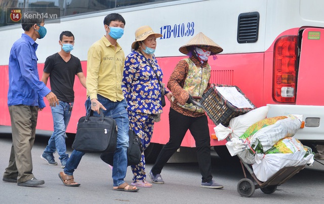 Chùm ảnh: Người dân trở lại Hà Nội và Sài Gòn sau kỳ nghỉ 30/4 - 1/5, nhiều tuyến đường thông thoáng, bến xe vắng vẻ bất ngờ - Ảnh 8.