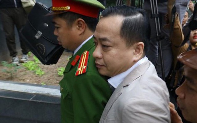 Phan Văn Anh Vũ trong một lần bị áp giải tới tòa án Hà Nội.