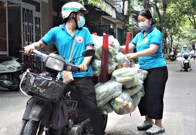 Ấm lòng những suất ăn khuya tiếp sức cho tuyến đầu chống dịch Covid-19 ở Đà Nẵng - Ảnh 4.