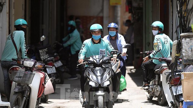 Dịch COVID-19 phức tạp, đội quân người vận chuyển chạy hết công suất giữa hè nóng đổ lửa - Ảnh 7.