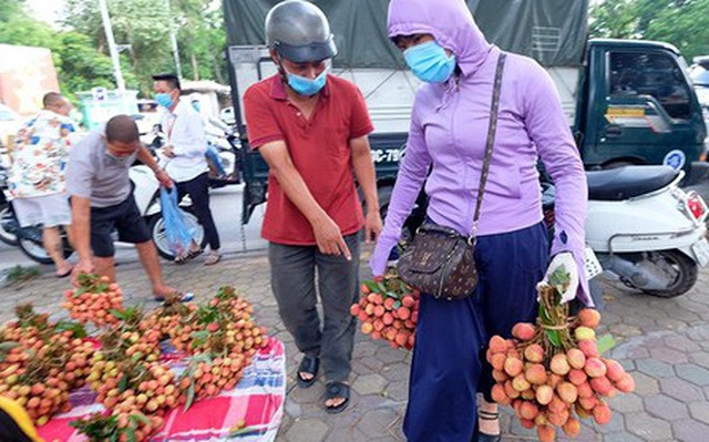 Vải thiều Bắc Giang được bán với giá 20.000 đồng/kg ở Thủ đô