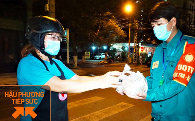 Ấm lòng những suất ăn khuya tiếp sức cho tuyến đầu chống dịch Covid-19 ở Đà Nẵng