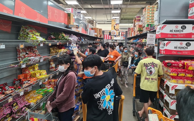 Tập trung đông người tại một siêu thị tại quận Gò Vấp trước giờ thực hiện giãn cách (Ảnh: Đình Lễ - HCDC)