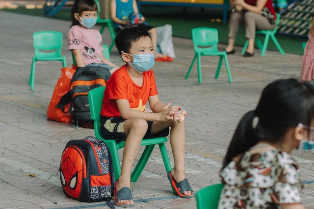 Cô giáo mầm non ở Bắc Giang tình nguyện đi cách ly cùng học sinh: Nửa đêm tỉnh giấc, các con ôm cô sụt sùi Cô ơi, mẹ của con đâu? - Ảnh 2.