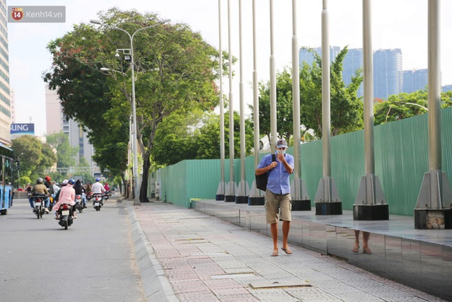 TP.HCM ngày đầu tiên giãn cách xã hội: Đường sá vắng vẻ lạ thường, chỉ lác đác người dân ra khỏi nhà khi thực sự cần thiết - Ảnh 25.